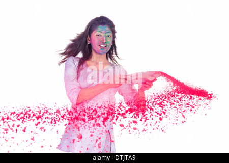 Woman throwing poudre sur festival holi Banque D'Images
