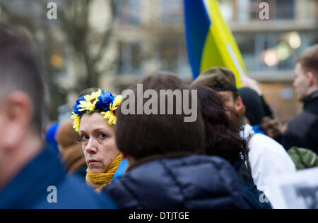 Berlin, Allemagne. Feb 19, 2014. Les gens prennent part à une veillée à l'extérieur de l'ambassade à Berlin, Allemagne, le 19 février 2014. Photo : INGA KJER/dpa/Alamy Live News Banque D'Images