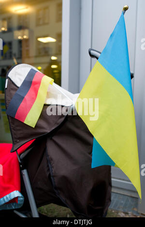 Berlin, Allemagne. Feb 19, 2014. L'ukrainien et l'Allemand drapeaux sont attachés à une poussette au cours d'une veillée à l'extérieur de l'ambassade à Berlin, Allemagne, le 19 février 2014. Photo : INGA KJER/dpa/Alamy Live News Banque D'Images