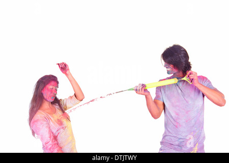 Couple playing sur holi avec pichkari Banque D'Images