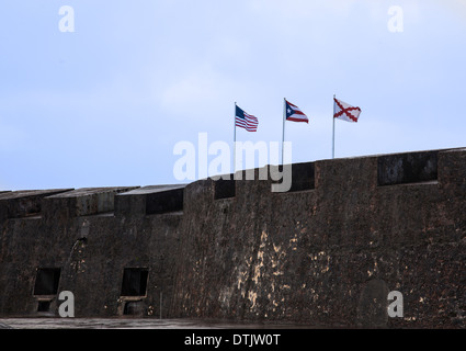 Drapeaux flottants sur San Cristobal à San Juan, Puerto Rico Banque D'Images