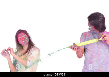 Couple playing sur holi avec pichkari Banque D'Images