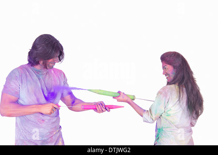 Couple playing sur holi avec pichkari Banque D'Images