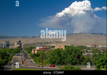 Cloud Pyrocumulus créé par un incendie de forêt près de Boise, Idaho, USA. Banque D'Images