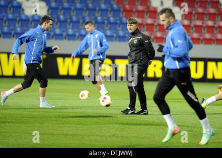 L'équipe de football du FC Vktoria Plzen photographié au cours de la formation avant d'Europa League contre Shakhtar Donetsk le 19 février 2014 à Pilsen, République tchèque. Entraîneur de Viktoria Plzen Dusan Uhrin deuxième à droite sur la photo. (Photo/CTK Petr Eret) Banque D'Images