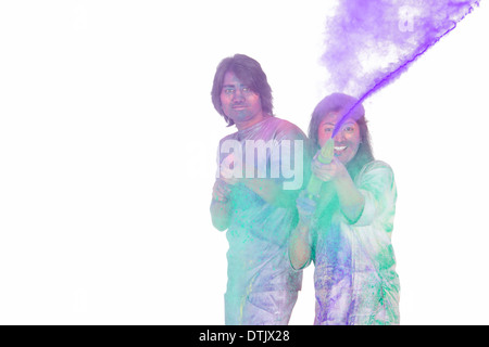 Couple playing sur holi avec pichkari Banque D'Images