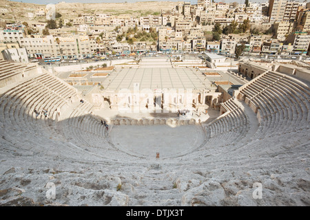 Ancien théâtre romain et vue sur la ville avec des personnes à Amman, Jordanie Banque D'Images