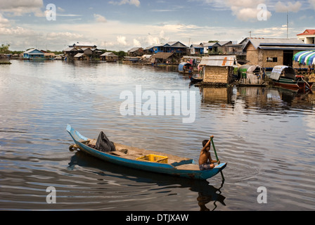 Avant d'atteindre le village du lac Tonle Sap. Péniches et bateaux dans la rivière Sangker. Voyage de Battambang à Pgei Reap. Le bateau Banque D'Images