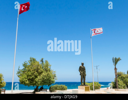 Statue de Mustafa Kemel Atatürk avec drapeaux turque et chypriote à Kyrenia Chypre du Nord Banque D'Images