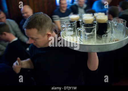 À l'intérieur de l'une des nombreuses brasseries situées dans le centre de Prague. Prague est un must pour les amateurs de bière. En octobre 1842 Banque D'Images