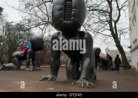 Baby crawling giant île de Kampa. Prague.Voici trois sculptures en bronze de l'artiste tchèque David Cerny, intitulée 'Bébés' Banque D'Images