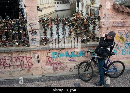 Un couple sur le pont des amoureux. Prague. Pas aussi flashy ou connu comme le grand pont Charles, mais les résidents de Prague amour Banque D'Images