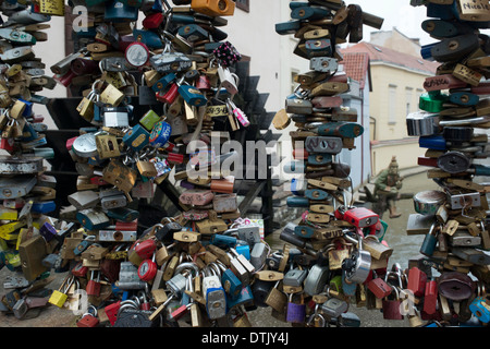 Cadenas sur le pont des amoureux. Prague. Pas aussi flashy ou connu comme le grand pont Charles, mais les résidents de Prague amour Banque D'Images