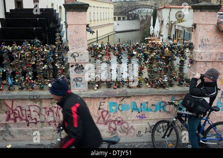 Un couple sur le pont des amoureux. Prague. Pas aussi flashy ou connu comme le grand pont Charles, mais les résidents de Prague amour Banque D'Images