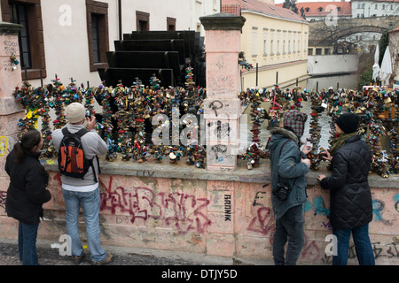 Un couple sur le pont des amoureux. Prague. Pas aussi flashy ou connu comme le grand pont Charles, mais les résidents de Prague amour Banque D'Images