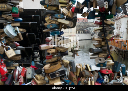 Un couple sur le pont des amoureux. Prague. Pas aussi flashy ou connu comme le grand pont Charles, mais les résidents de Prague amour Banque D'Images