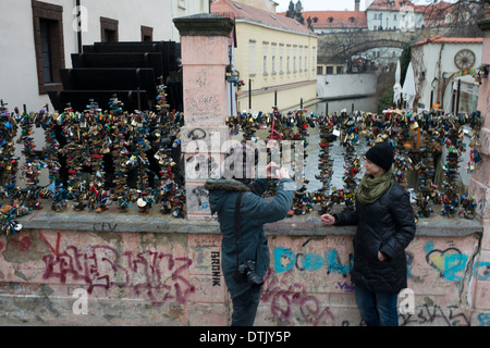 Un couple sur le pont des amoureux. Prague. Pas aussi flashy ou connu comme le grand pont Charles, mais les résidents de Prague amour Banque D'Images