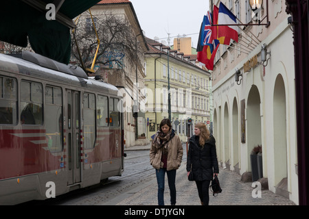 Un tram passe l'hôtel Roma dans la partie inférieure de Mala Strana . Dans les temps anciens c'était appelé Malá Strana město Pražské Malé Banque D'Images