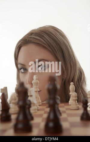 Image d'une femme jouant aux échecs dans le studio shot Banque D'Images