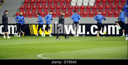 L'équipe de football du FC Vktoria Plzen photographié au cours de la formation avant d'Europa League contre Shakhtar Donetsk le 19 février 2014 à Pilsen, République tchèque. Entraîneur de Viktoria Plzen Dusan Uhrin représentée dans le milieu. (Photo/CTK Petr Eret) Banque D'Images