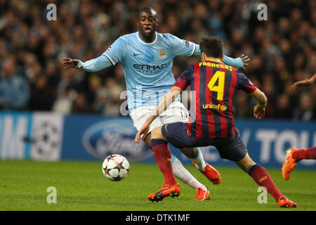 Manchester, UK. Feb 18, 2014. Jeu de la Ligue des Champions entre Manchester City et Barcelone à partir du stade Etihad. Yaya Touré (Manchester City), Cesc Fabregas (Barcelone), Crédit : Action Plus Sport/Alamy Live News Banque D'Images