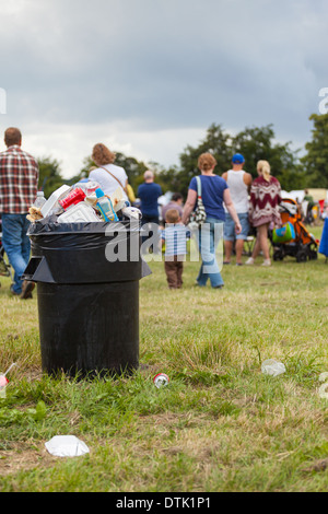 Corbeille débordante au comté agricole afficher dans le Staffordshire en Angleterre le 28 juillet 2013 Banque D'Images