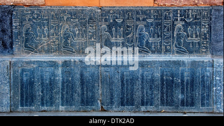 Chapelle rouge la reine Hatshepsout Tuthmose le musée de plein air de Karnak Egypte : blocs offrant des vases d'eau Banque D'Images