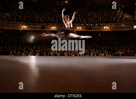 Ballerine effectuant sur scène de théâtre Banque D'Images