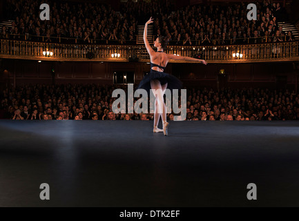 Ballerine effectuant sur scène de théâtre Banque D'Images