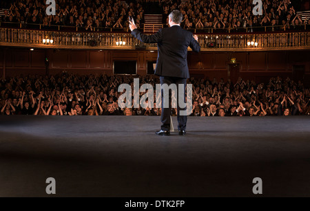 Audience clapping pour orchestre on stage in theater Banque D'Images