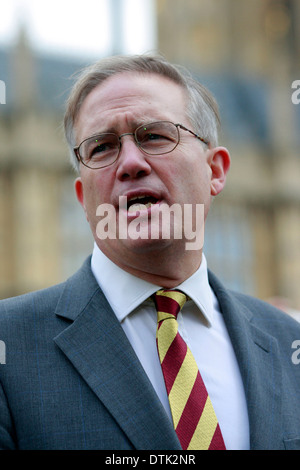 John Baron MP parle quand autour de 400 anciens combattants de l'armée le long de Whitehall et passé le Parlement pour protester contre la décision d'ax, un bataillon du Régiment royal de fusiliers (RRT) à Londres Grande-bretagne 18 octobre 2012. Les députés sont mis à demander au gouvernement de reconsidérer sa décision, que les critiques prétendent a été motivée par une "correction politique" plutôt que d'une évaluation par les chefs de la défense. Dans un débat de la Chambre des communes, les ministres seront accusés de hache dans le bataillon de l'armée sous le programme de compressions budgétaires afin d'éviter la mise au rebut d'unités d'avance sur l'Écossais 2014 Référendum sur l'indépendance. Banque D'Images