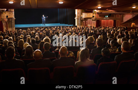 Devant un auditoire performer on stage in theater Banque D'Images