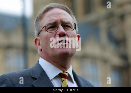 John Baron MP parle quand autour de 400 anciens combattants de l'armée le long de Whitehall et passé le Parlement pour protester contre la décision d'ax, un bataillon du Régiment royal de fusiliers (RRT) à Londres Grande-bretagne 18 octobre 2012. Les députés sont mis à demander au gouvernement de reconsidérer sa décision, que les critiques prétendent a été motivée par une "correction politique" plutôt que d'une évaluation par les chefs de la défense. Dans un débat de la Chambre des communes, les ministres seront accusés de hache dans le bataillon de l'armée sous le programme de compressions budgétaires afin d'éviter la mise au rebut d'unités d'avance sur l'Écossais 2014 Référendum sur l'indépendance. Banque D'Images