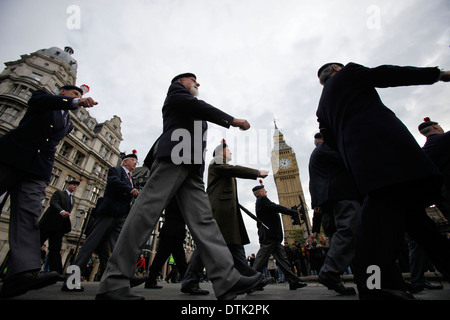 Autour de 400 anciens combattants de l'armée de mars le long de la big ben, Whitehall et passé le Parlement pour protester contre la décision d'ax, un bataillon du Régiment royal de fusiliers (RRT) à Londres Grande-bretagne 18 octobre 2012. Les députés sont mis à demander au gouvernement de reconsidérer sa décision, que les critiques prétendent a été motivée par une "correction politique" plutôt que d'une évaluation par les chefs de la défense. Dans un débat de la Chambre des communes, les ministres seront accusés de hache dans le bataillon de l'armée sous le programme de compressions budgétaires afin d'éviter la mise au rebut d'unités d'avance sur l'Écossais 2014 Référendum sur l'indépendance. Banque D'Images