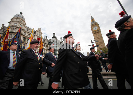 Autour de 400 anciens combattants de l'armée de mars le long de la big ben, Whitehall et passé le Parlement pour protester contre la décision d'ax, un bataillon du Régiment royal de fusiliers (RRT) à Londres Grande-bretagne 18 octobre 2012. Les députés sont mis à demander au gouvernement de reconsidérer sa décision, que les critiques prétendent a été motivée par une "correction politique" plutôt que d'une évaluation par les chefs de la défense. Dans un débat de la Chambre des communes, les ministres seront accusés de hache dans le bataillon de l'armée sous le programme de compressions budgétaires afin d'éviter la mise au rebut d'unités d'avance sur l'Écossais 2014 Référendum sur l'indépendance. Banque D'Images