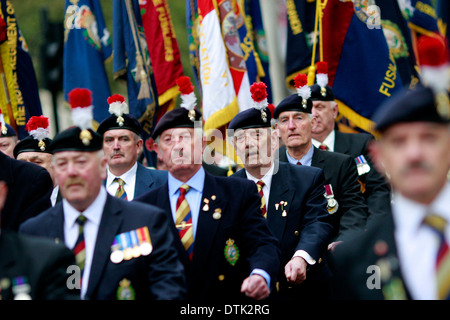 Autour de 400 anciens combattants de l'armée le long de Whitehall et passé le Parlement pour protester contre la décision d'ax, un bataillon du Régiment royal de fusiliers (RRT) à Londres Grande-bretagne 18 octobre 2012. Les députés sont mis à demander au gouvernement de reconsidérer sa décision, que les critiques prétendent a été motivée par une "correction politique" plutôt que d'une évaluation par les chefs de la défense. Dans un débat de la Chambre des communes, les ministres seront accusés de hache dans le bataillon de l'armée sous le programme de compressions budgétaires afin d'éviter la mise au rebut d'unités d'avance sur l'Écossais 2014 Référendum sur l'indépendance. Banque D'Images