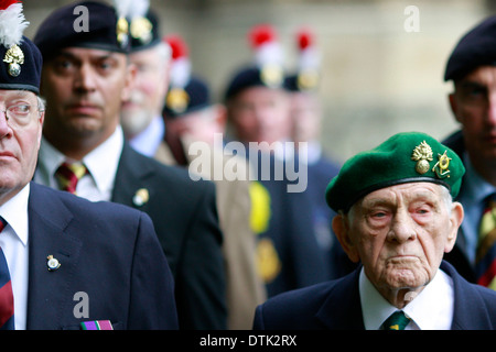 Autour de 400 anciens combattants de l'armée le long de Whitehall et passé le Parlement pour protester contre la décision d'ax, un bataillon du Régiment royal de fusiliers (RRT) à Londres Grande-bretagne 18 octobre 2012. Les députés sont mis à demander au gouvernement de reconsidérer sa décision, que les critiques prétendent a été motivée par une "correction politique" plutôt que d'une évaluation par les chefs de la défense. Dans un débat de la Chambre des communes, les ministres seront accusés de hache dans le bataillon de l'armée sous le programme de compressions budgétaires afin d'éviter la mise au rebut d'unités d'avance sur l'Écossais 2014 Référendum sur l'indépendance. Banque D'Images