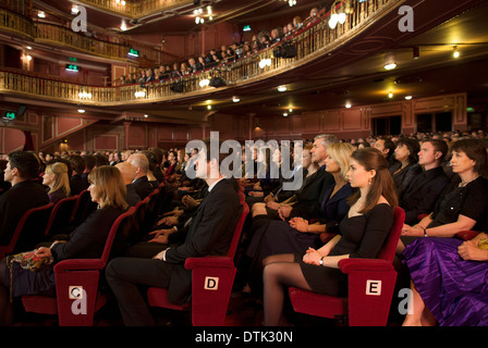 Devant un auditoire dans le théâtre de performances Banque D'Images