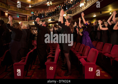 Audience applauding in theatre Banque D'Images