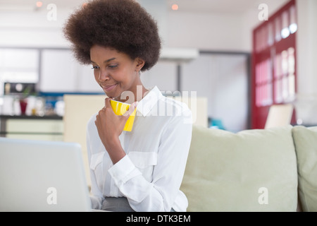 Businesswoman using laptop at breakfast Banque D'Images