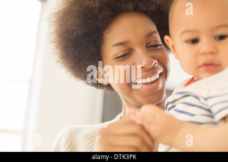 Mother holding baby boy Banque D'Images