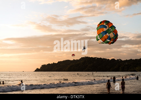 Le parapente au coucher du soleil, Parc National Manuel Antonio, Costa Rica Banque D'Images