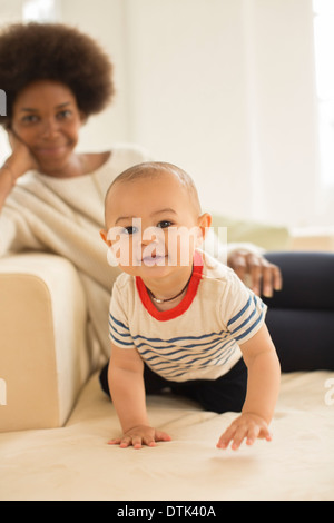 Mère et bébé garçon relaxing on sofa Banque D'Images