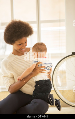 Mother holding baby boy sur marbre Banque D'Images