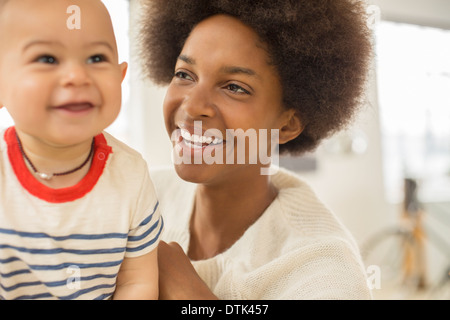 Mother holding baby boy Banque D'Images