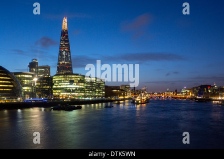 Le Shard, City Hall, Londres plus bâtiments, HMS Belfast, Tamise et London Bridge at night London England UK Banque D'Images