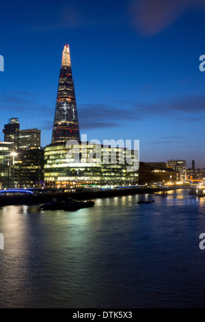 Le Shard et plus d'immeubles de bureaux à Londres de Tower Bridge au coucher du soleil au crépuscule crépuscule nuit London England UK Banque D'Images
