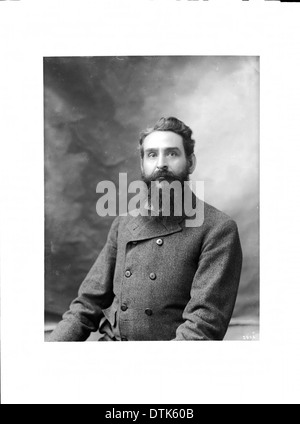 Une photographie portrait du photographe George Wharton James, prise entre 1890 et 1905, mettant en valeur l’individu derrière de nombreuses images emblématiques de l’Ouest américain. Banque D'Images