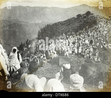 Une procession de pèlerins est capturée en Inde vers 1906, montrant des gens rassemblés pour un événement religieux ou spirituel. Banque D'Images