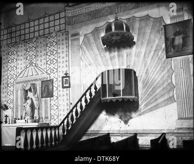 La chaire à l'intérieur de la Mission San Miguel Arcangel près de Templeton, Californie, photographiée vers 1905. Banque D'Images